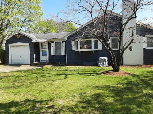 6 Sunny Cove Dr, Warwick, RI 02889-8628