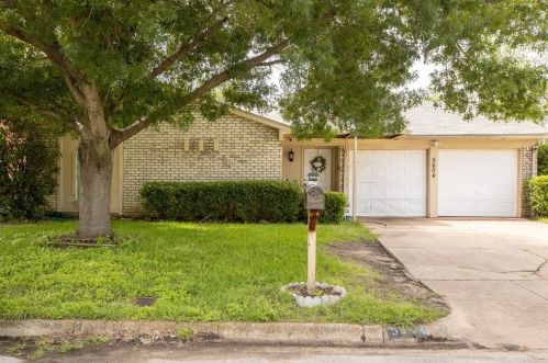 5604 Pinson St, Fort Worth, TX 76119-1739