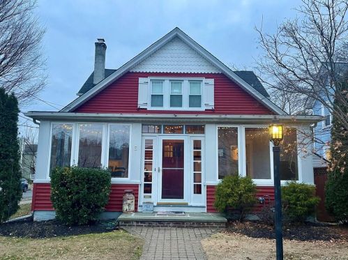 5 Lincoln St, Airmont, NY 10901-6207