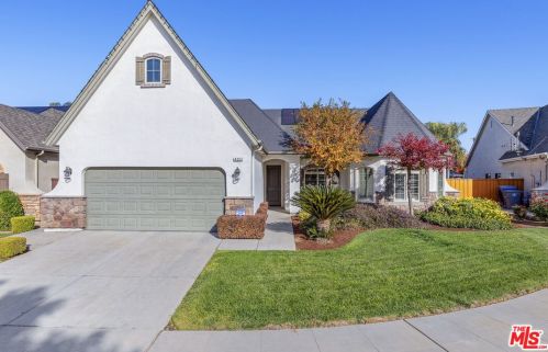 421 Warwick Ave, Clovis, CA 93619-0405