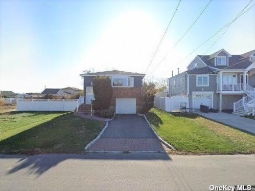 17 Spruce Pl, North Lindenhurst, NY 11757-6325