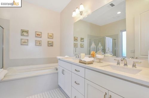 13445 Campus Dr, Oakland CA  94619-3711 exterior