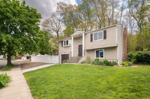 10 Crest Hill Ct, Huntington Station, NY 11746-3463