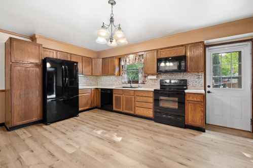8740 Nicholson Rd, Caledonia, WI 53108-9620