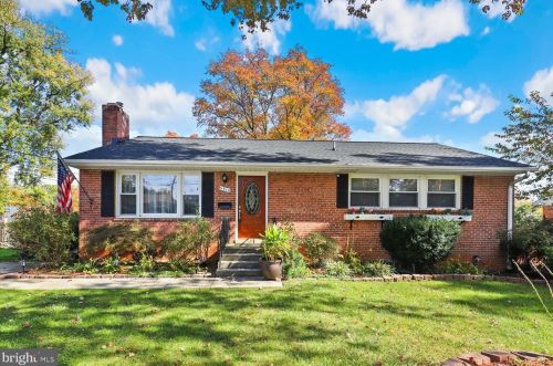 5310 Pillow Ln, Springfield, VA 22151-1932