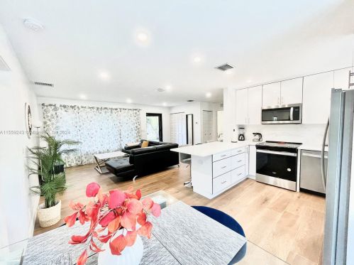 914 13th Ter, Hollywood, FL 33019-3112