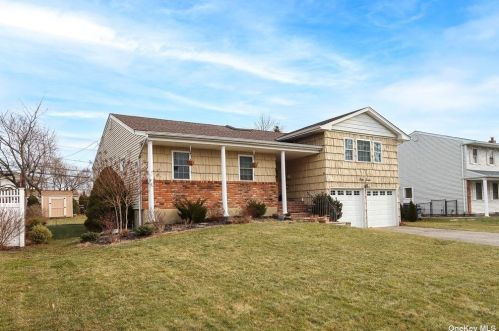 57 Primrose Ln, San Remo, NY 11754-3932