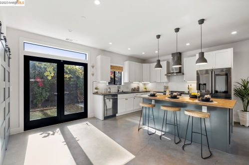 1077 57th St, Oakland CA  94608-2744 exterior