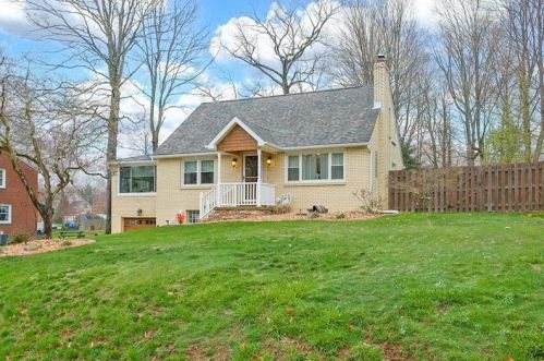 407 Home Dr, Trafford, PA 15085-1324