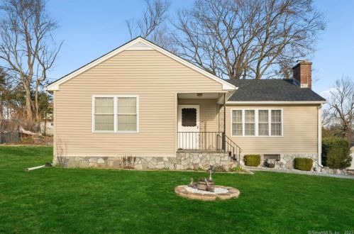 108 Hickory Ln, Waterbury, CT 06716-2204