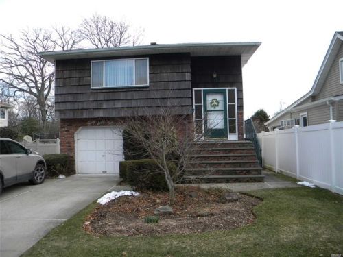 4062 Remsen St, Seaford, NY 11783-1915