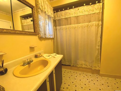 18 Stonehurst Ln, Huntington Station NY  11746-7932 exterior