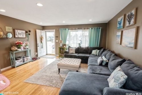 658 Ivy Ct, Bethpage NY  11714-3311 exterior