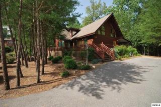 1717 Smoky Hills Dr, Gatlinburg, TN 37738-5991