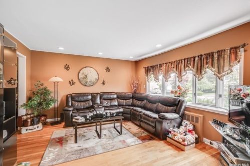 7 Parkview Cir, Bethpage NY  11714-2309 exterior