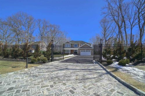 86 Carman Rd, Huntington Station, NY 11746-5646