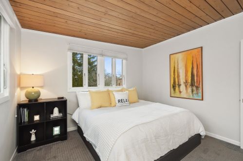 77 Lakeview Dr, Lake Geneva WI  53147-9701 exterior