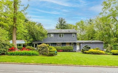 8 Split Rock Ct, Huntington Station, NY 11747-2328