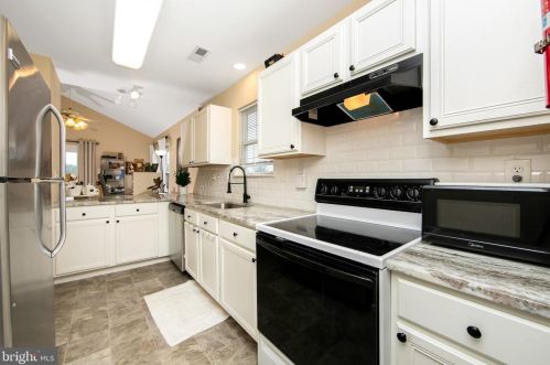 106 Alexander Rd, Beverly NJ  08010-3112 exterior