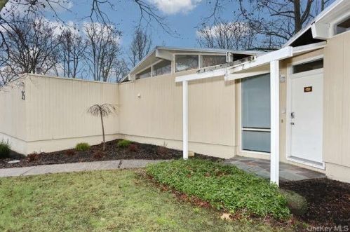 25 Hillside Ct, Airmont, NY 10901-2107