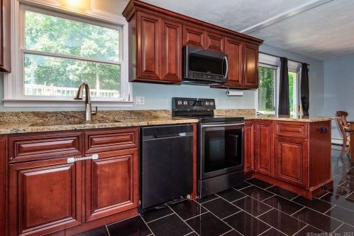 15 Hillside Dr, Gales Ferry, CT 06335-1614