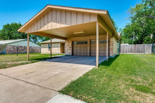 800 Ruidoso Dr, Fort Worth, TX 76179-1935