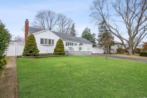 182 6th St, Deer Park, NY 11729-5010