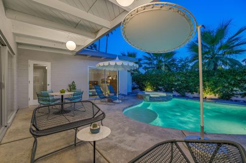 610 Hermosa Dr, Palm Springs CA  92262-6112 exterior