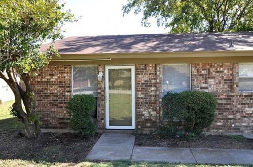 713 Pleasant Manor Ave, Burleson TX  76028-6547 exterior