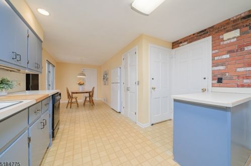 22 Rose Ter, Chatham Township NJ  07928-2070 exterior