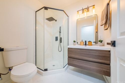 17602 Collins St, Van Nuys CA  91316-1245 exterior