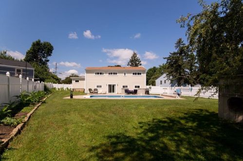 19 Casey Dr, Middletown RI  02842-6224 exterior