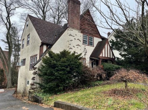 137 Mount Joy Pl, New Rochelle, NY 10801-1602