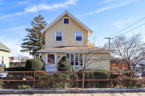 234 Fulton St, Westbury, NY 11590-3030
