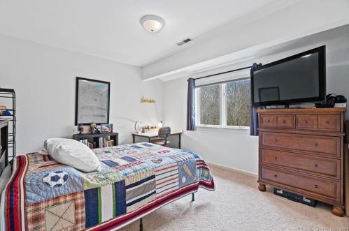 86 Crosswinds Dr, Groton CT  06340-4870 exterior