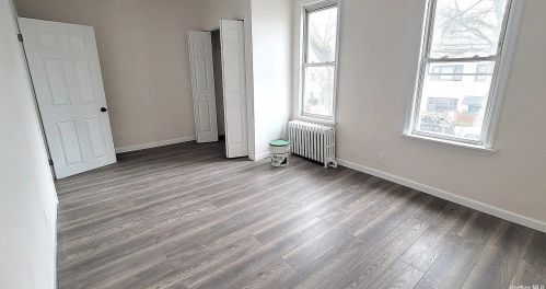 27 27th St, Long Island City NY  11105-2917 exterior