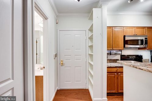2204 Westcourt Ln, Herndon, VA 20170-5824