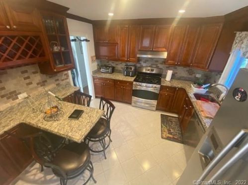 16 Fieldstone Dr, Danbury, CT 06811-2946