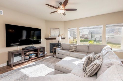 797 Meadowgate Dr, Waterford, WI 53185-4258