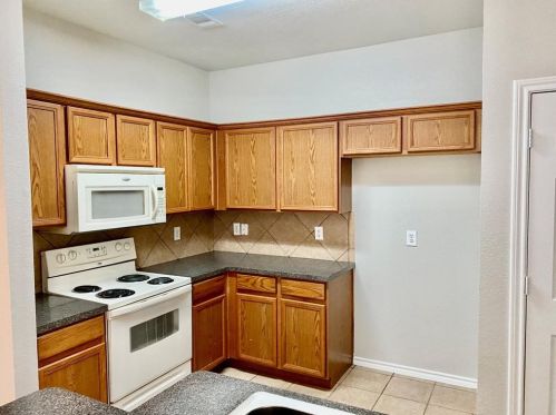 827 Walnut St, Burleson TX  76028-7064 exterior