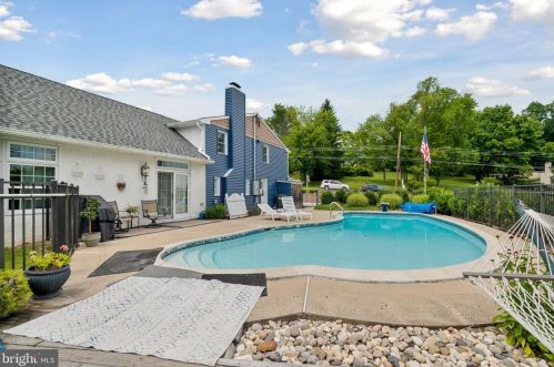 135 Marmic Dr, Southampton PA 18966-1725 exterior