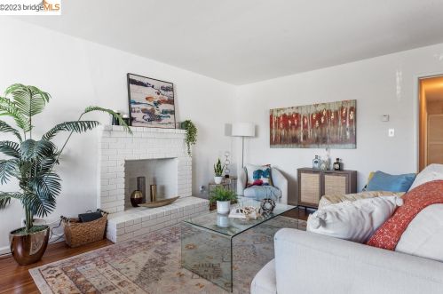 2037 19th Ave, Oakland CA  94606-4153 exterior