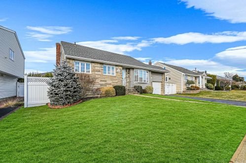 2971 Bluepoint Ct, North Wantagh, NY 11793-4520
