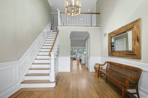 16 Bittersweet Ln, Pine Neck NY  11963-1422 exterior