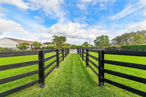 2904 Appaloosa Trl, West Palm Beach FL  33414-7639 exterior