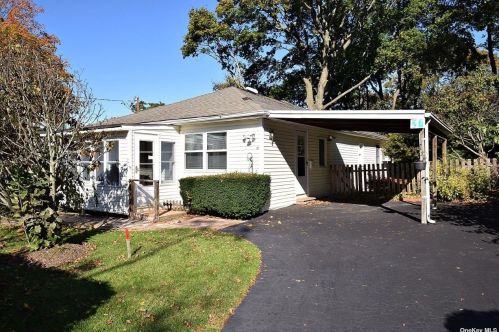 27 Elmhurst Rd, Scotts Beach, NY 11789-1620