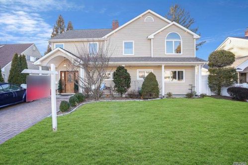 32 College Ln, Westbury, NY 11590-6420