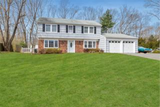 124 Sycamore Cir, Stonybrook, NY 11790-3157