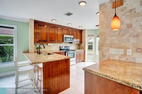 2489 191 Ave, Hollywood FL  33029-4610 exterior
