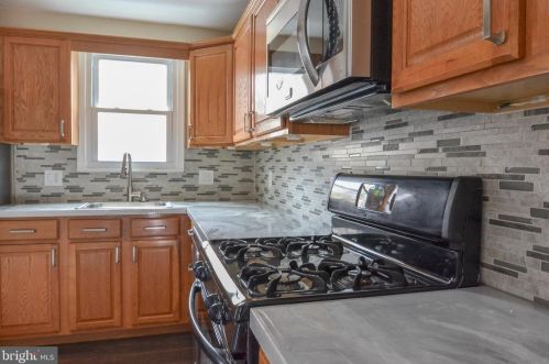 4 Guenever Dr, New Castle DE  19720-2923 exterior